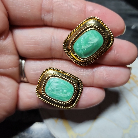 Vintage 2 lot stub earrings Green & Purple Marbled Dome Stub Earrings - Picture 4 of 4